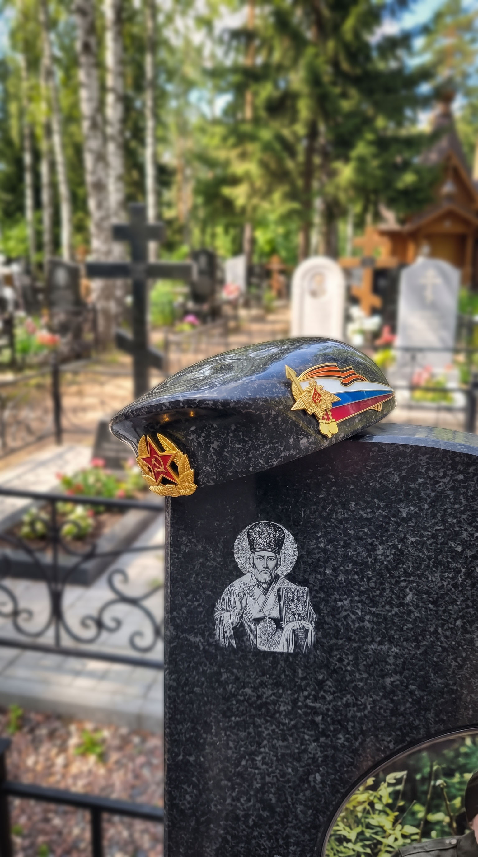 Гранитный окрашенный берет 1