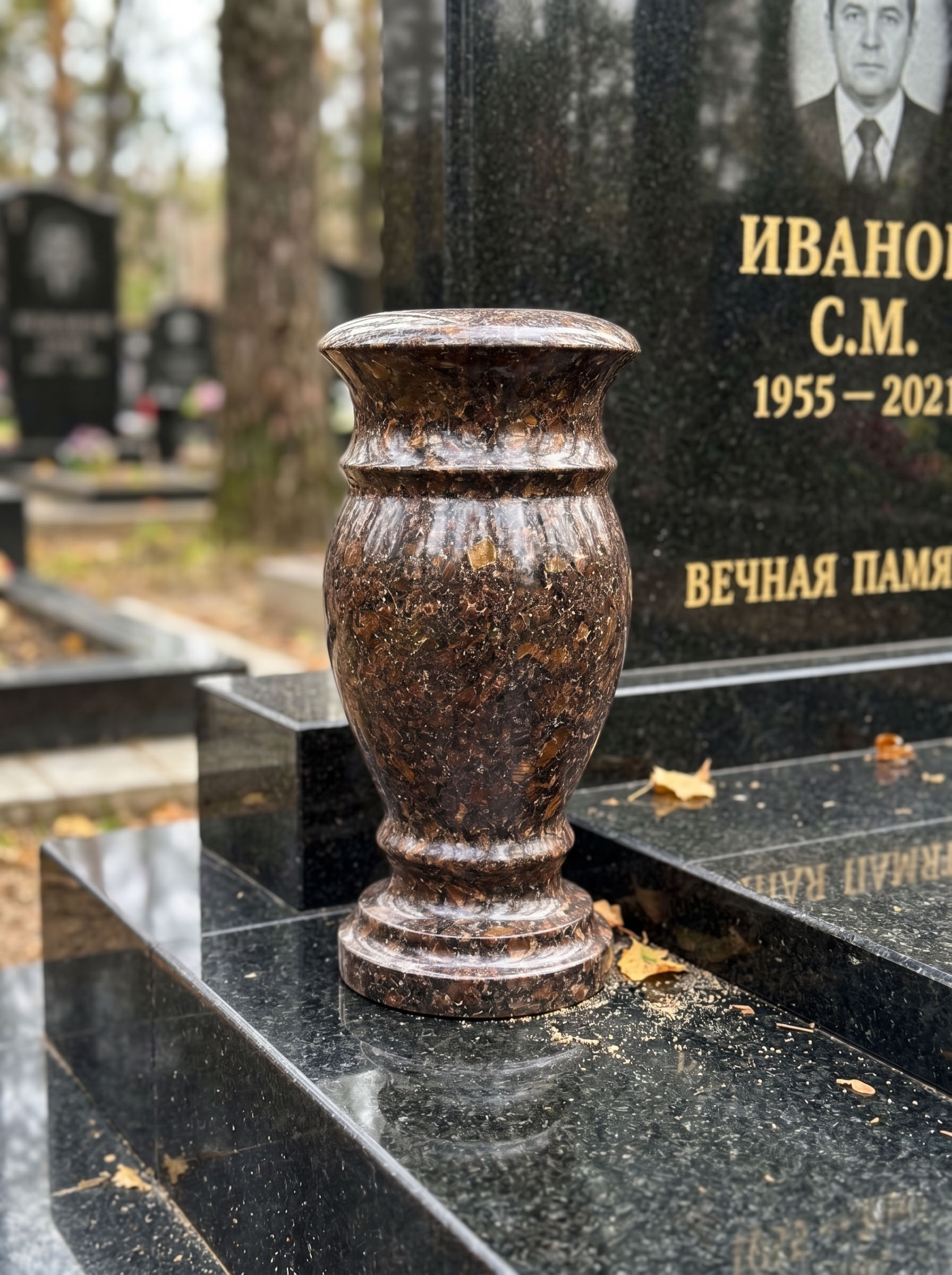 Ваза из гранита Дымовский