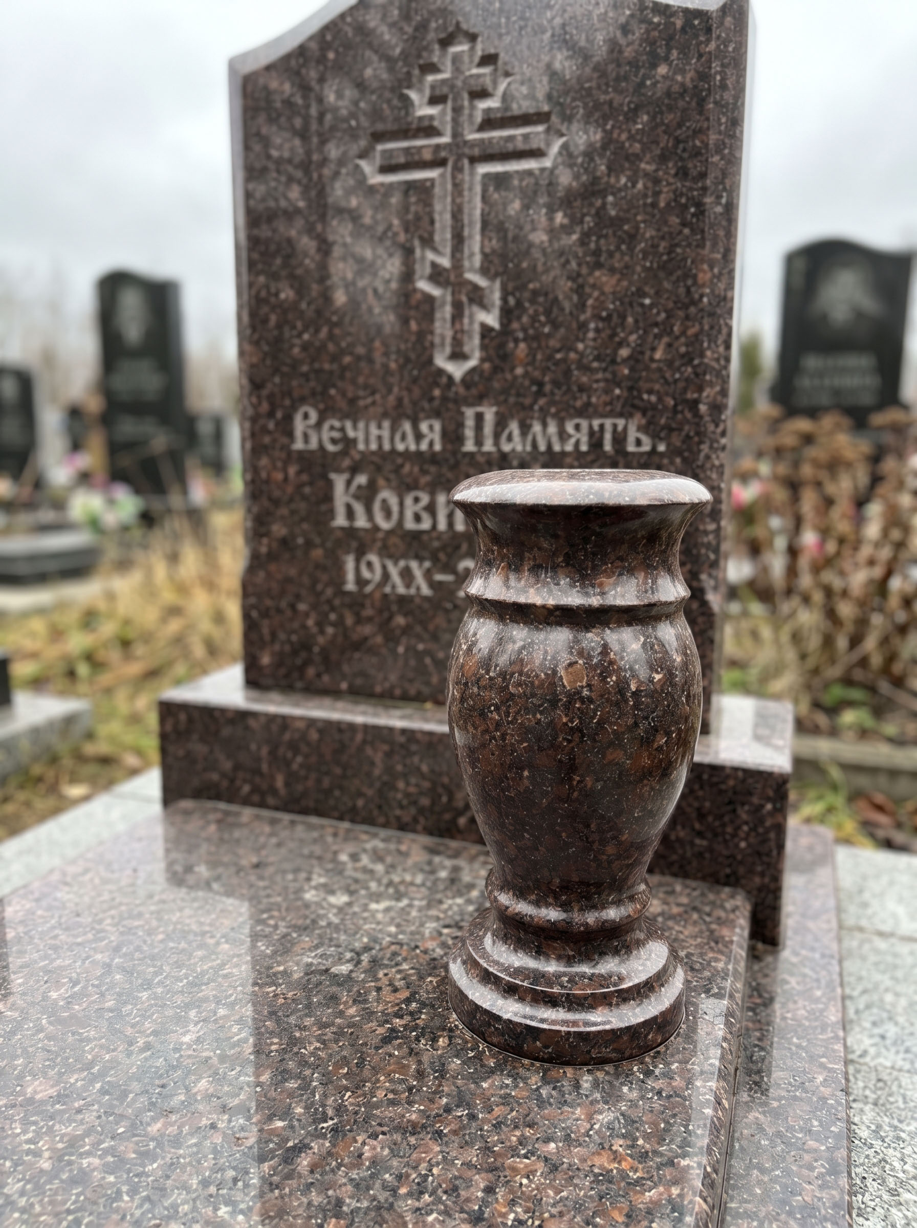 Ваза из гранита Дымовский