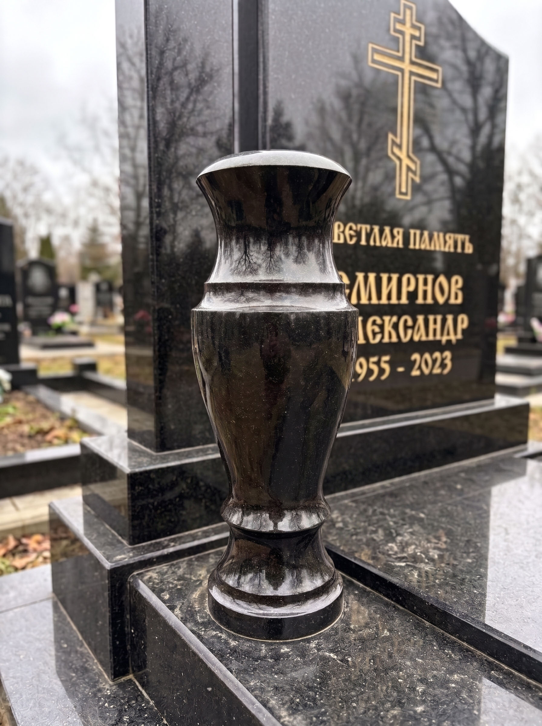 Ваза из гранита Габбро
