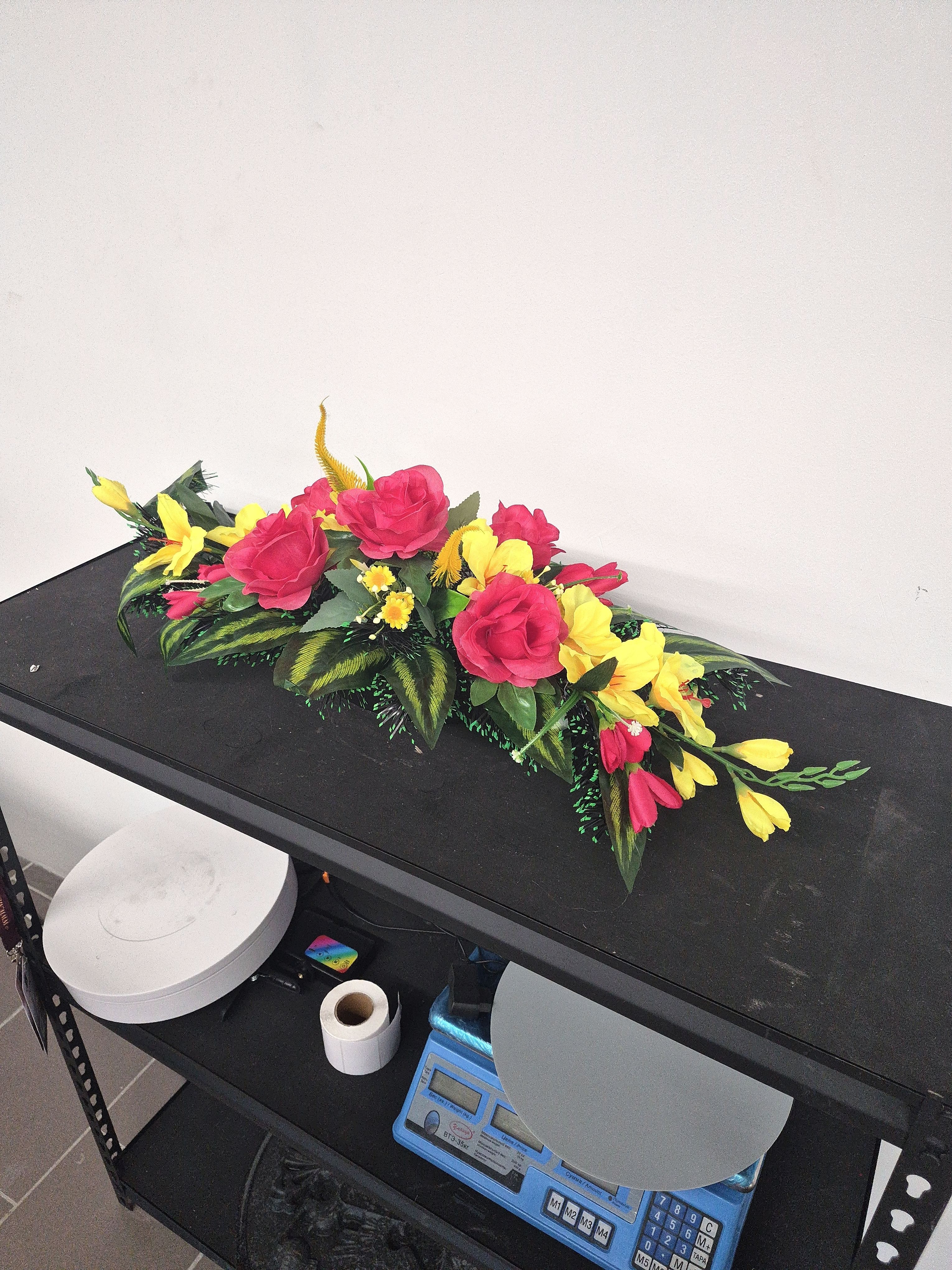 Корзинка с цветами Гладиолус Ладья арт:2377